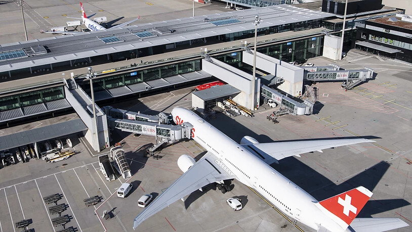 Der Flughafen Zürich will die Investitionen in den kommenden drei Jahren zurückfahren. Wachstums-Projekte wie der Terminal-Neubau sollen verschoben werden. (Archivbild)