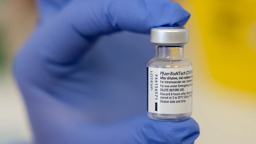 Eine Ampulle mit dem Impfstoff von Biontech/Pfizer. Foto: Michael Reichel/dpa-Zentralbild/dpa