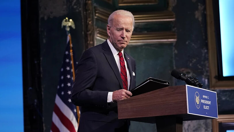 Joe Biden, designierter Präsident der USA, verlässt nach einer Rede die Bühne im The Queen Theater in Wilmington. Foto: Matt Slocum/AP/dpa