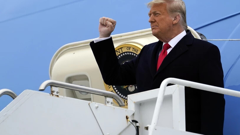 Der scheidende US-Präsident Donald Trump hält seine geballte Faust hoch, als er nach seiner Ankunft auf dem Valley International Airport aus der Air Force One steigt. Foto: Alex Brandon/AP/dpa