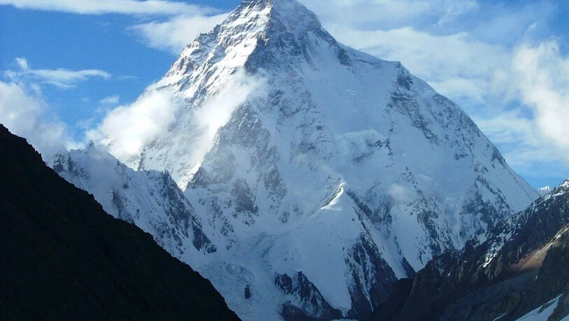 HANDOUT - Der schroff aufragende K2 (undatiertes Handout) im Karakorumgebirge in Kaschmir gilt unter Bergsteigern wegen seiner steilen Wände als schwierigster Achttausender. Foto: epa Ho/SALTORO_SUMMIT_HANDOUT/dpa