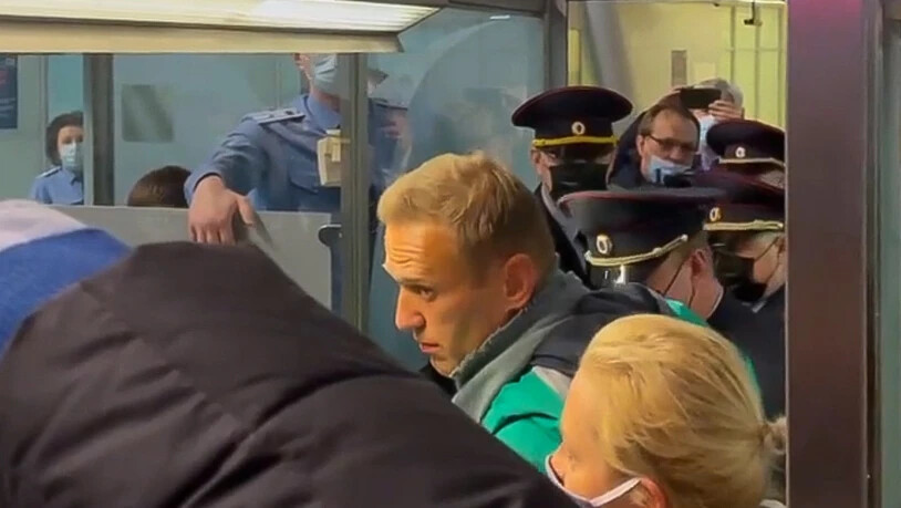 dpatopbilder - Das Videostandbild zeigt den russischen Oppositionsführer Alexej Nawalny (M), der neben seiner Ehefrau Julia steht. Foto: ---/Sputnik/dpa