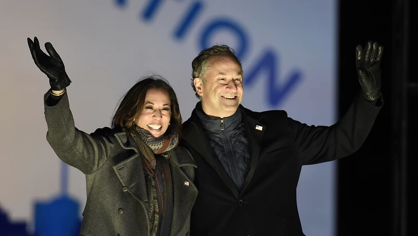 ARCHIV - Kamala Harris, «Gewählte Vizepräsidentin» («Vicepresident-elect»), und ihr Ehemann Doug Emhoff winken Unterstützern während einer Wahlkampfveranstaltung. Foto: Michael Perez/AP/dpa