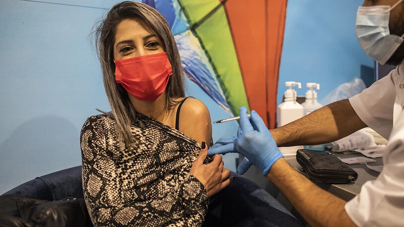Eine Frau erhält im Rahmen einer landesweiten Impfkampagne eine Dosis des Corona-Impfstoffs von Biontech/Pfizer in einem Impfzentrum in Jerusalem. Foto: Ilia Yefimovich/dpa