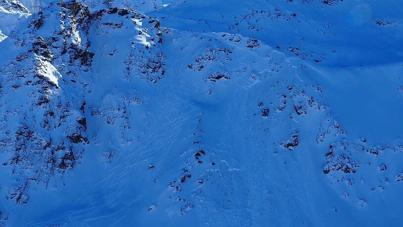 An diesem Hang in der Region des Col des Gentianes im Wallis löste sich die Schneewechte, nachdem drei Skifahrer die markierte Piste verlassen hatte.