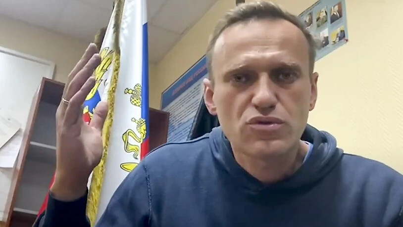 HANDOUT - Das Videostandbild des Youtube-Kananals «Navalny Life» zeigt Kremlkritiker Alexej Nawalny, wie er in einer Polizeistation in Chimki im Moskauer Gebiet auf eine Gerichtsverhandlung wartet. Foto: --/Navalny Life/AP/dpa - ACHTUNG: Nur zur…