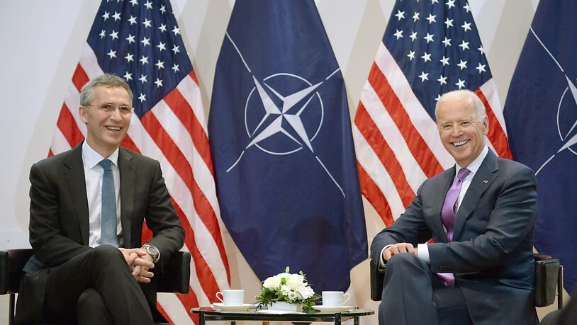 ARCHIV - Nato-Generalsekretär Jens Stoltenberg (l) und der damalige US-Vizepräsident Joe Biden bei einem Treffen im Februar 2015. Foto: picture alliance / dpa