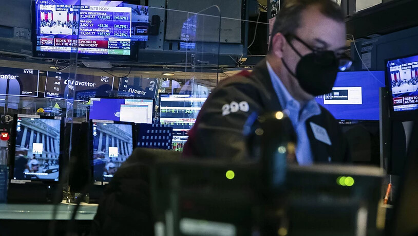 Auf diesem von der New York Stock Exchange zur Verfügung gestellten Foto arbeitet ein Händler in einer Kabine auf dem Handelsparkett. Foto: Colin Ziemer/New York Stock Exchange/dpa