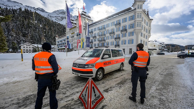 Die Bevölkerung von St. Moritz sowie die Angestellten zweier Fünf-Sterne-Hotels wurden auf das Coronavirus getestet. Im Bild das Hotel "Kempinski", in dem die mutierte Variante des Virus entdeckt wurde.