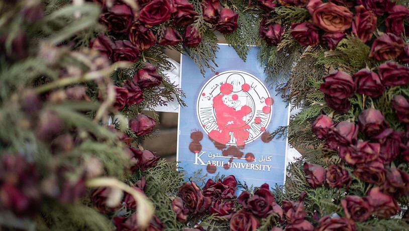 Ein Blumenkranz aus Rosen vor einem Gebäude der Kabuler Universität: Anfang November wurden hier 22 Studentinnen und Studenten bei einem Terroranschlag getötet. Foto: Arne Immanuel Bänsch/dpa