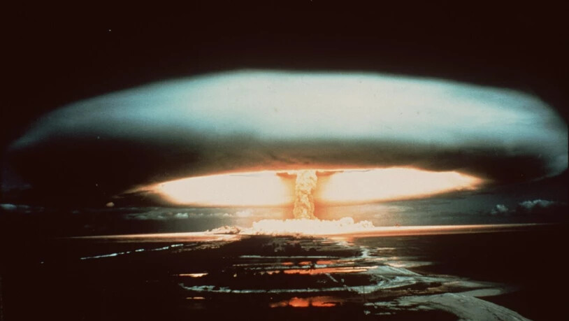 ARCHIV - Fotografische Dokumentation eines Atompilz nach einer Explosion einer französischen Atombombe 1971 über dem Mururoa-Atoll. Heute tritt beschlossene UN-Verbot von Atomwaffen in Kraft. Alle Atommächte, die gesamte Nato und damit auch Deutschland…