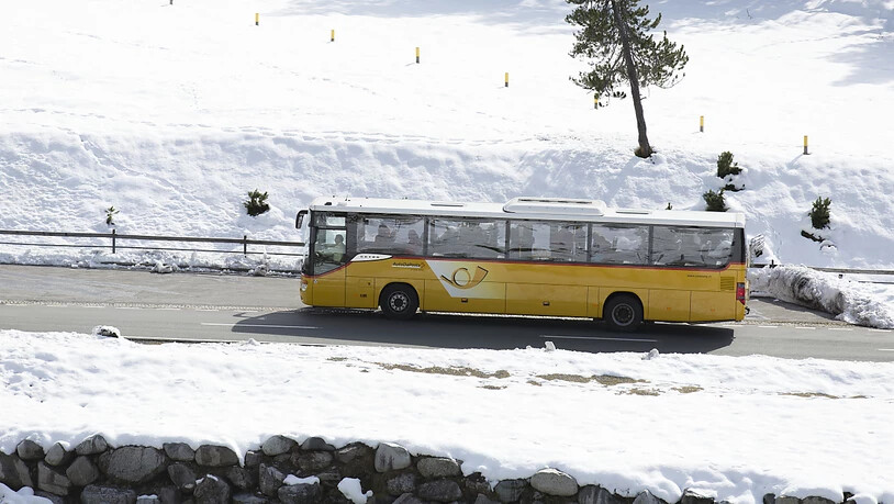 Ein Postauto auf dem Weg zum Fuorn Pass in der Nähe von Zernez GR. Wegen der Coronapandemie waren viel weniger Personen mit Posautos unterwegs. (Archivbild)
