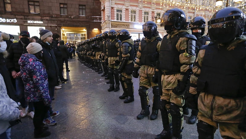 Polizisten sperren während eines Protestes gegen die Inhaftierung des Oppositionsführers Nawalny eine Straße. Foto: Alexander Zemlianichenko Jr/AP/dpa