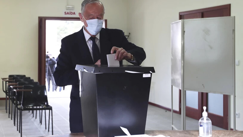Marcelo Rebelo de Sousa (PSD), Präsident von Portugal, gibt seinen Stimmzettel in einem Wahllokal ab. Foto: Luis Vieira/AP/dpa