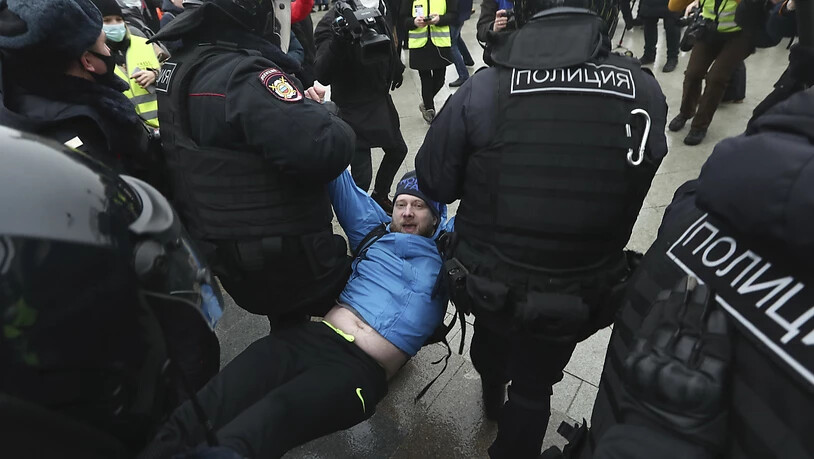 dpatopbilder - Die Polizei trägt einen Mann weg während eines Protestes in Moskau gegen die Inhaftierung des Oppositionsführers Nawalny. Foto: Uncredited/AP/dpa