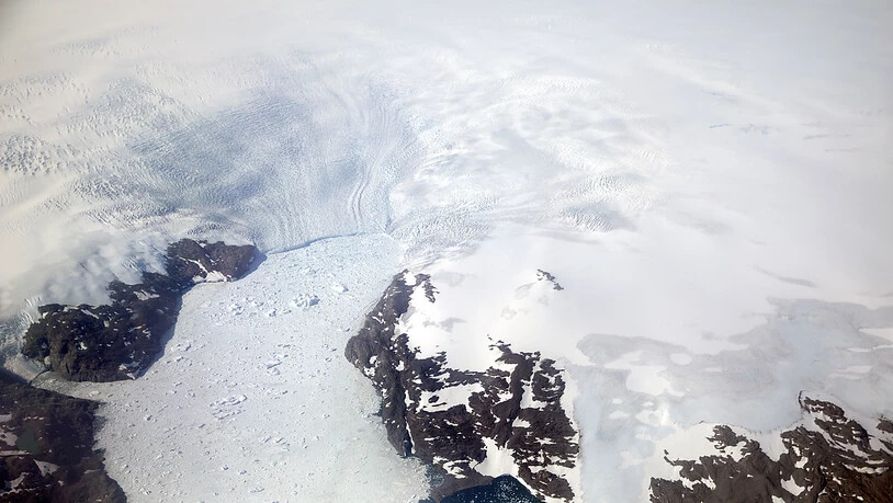 Die Erde hat einer neuen Studie zufolge in den vergangenen Jahren Billionen Tonnen an Eis verloren. Die Eisverluste nehmen besonders in der Antarktis und in Grönland mit hoher Geschwindigkeit zu. Im Bild: Eine Gletscherzunge in Südostgrönland. …