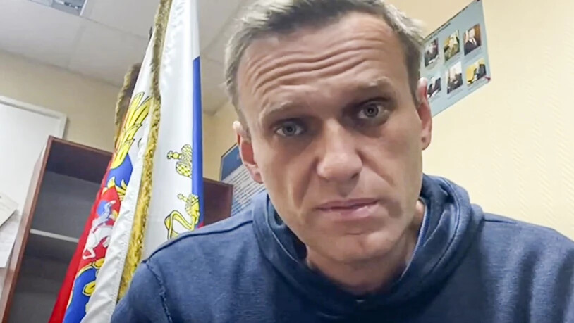 ARCHIV - Das Videostandbild des Youtube-Kanals «Navalny Life» zeigt Kremlkritiker Alexej Nawalny in einer Polizeistation der russischen Stadt Chimki. Foto: Navalny Life/AP/dpa