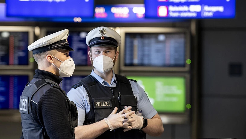 Beamte der deutschen Bundespolizei am Flughafen Frankfurt. Foto: Boris Roessler/dpa