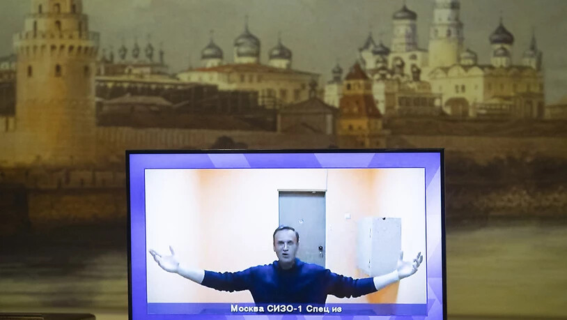 Alexej Nawalny, Kremlkritiker und Oppositionsführer, während einer Live-Übertragung seiner Anhörung. Foto: Pavel Golovkin/AP/dpa
