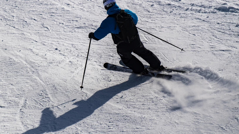 ARCHIV - Ein Skifahrer fährt einen Hang herunter. Foto: Patrick Seeger/dpa