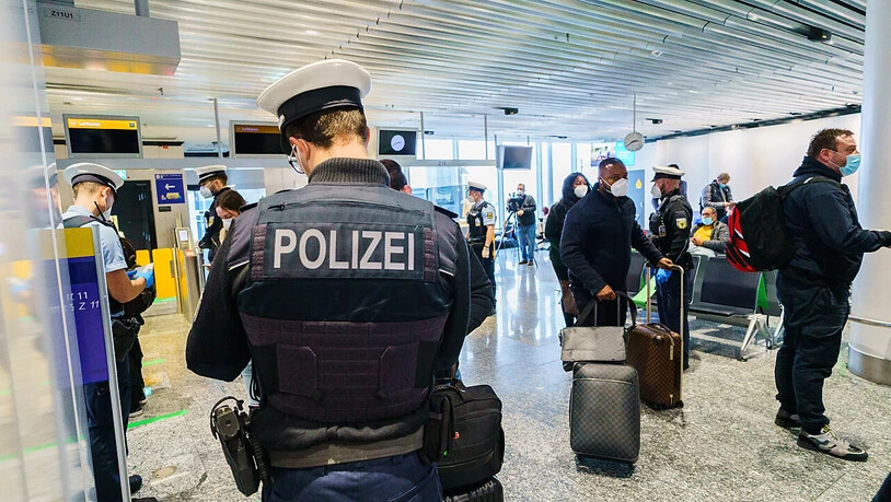 Passagiere werden bei ihrer Einreise nach Deutschland kontrolliert. Foto: Andreas Arnold/dpa