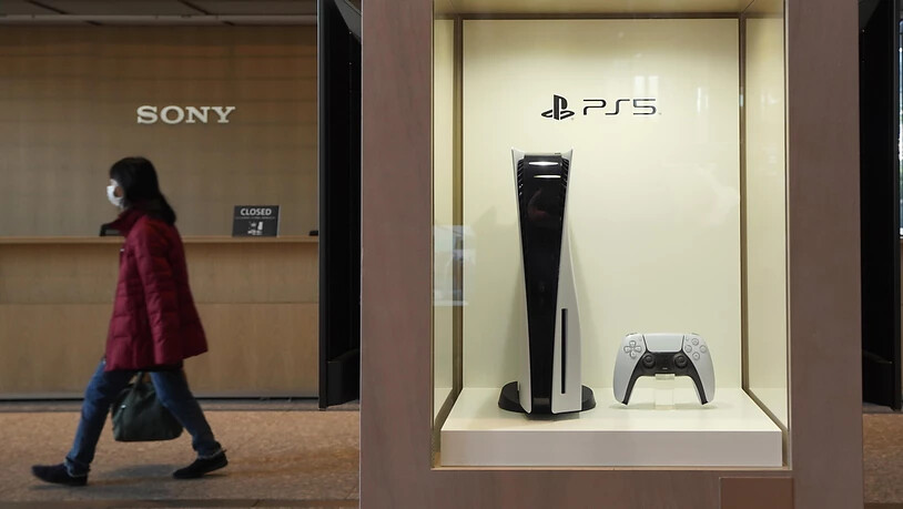 Die neue Sony-Spielkonsole Playstation 5 war wegen der hohen Nachfrage zeitweise kaum zu bekommen (Archivbild)