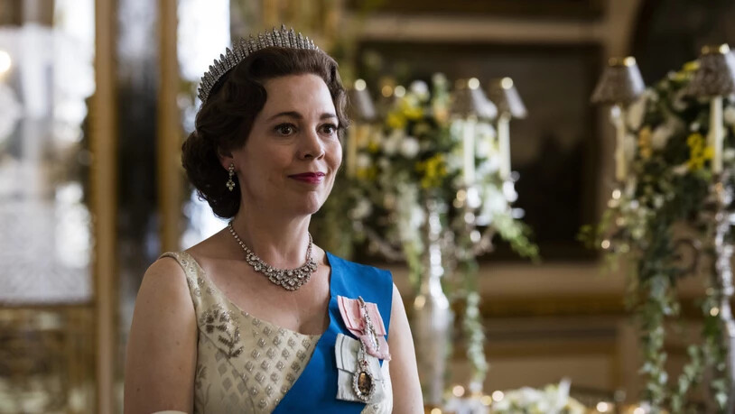 ARCHIV - Olivia Colman, Schauspielerin aus Großbritannien, spielt Königin Elizabeth II. in einer Szene der Serie «The Crown». Die Königsfamilien-Serie «The Crown» geht als einer der Favoriten ins Rennen um die Fernseh-Golden-Globes. Foto: Sophie…