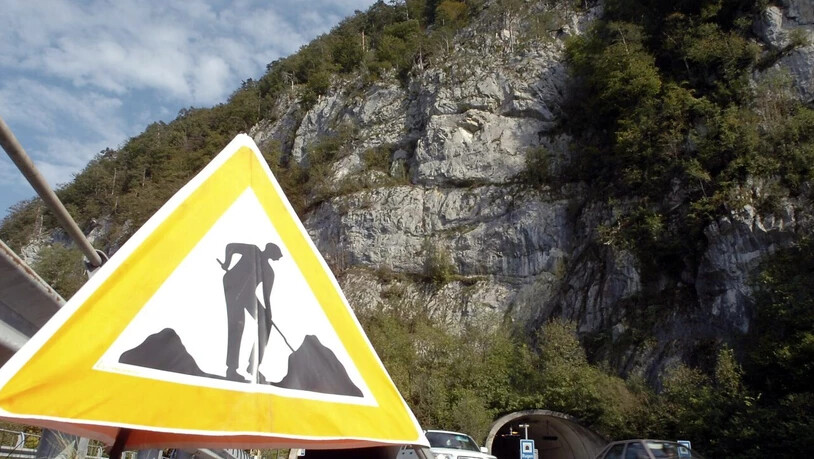Entlang der Route Interlaken - Spiez am Thunersee ist es zu einem Steinschlag gekommen, der den Bahnverkehr beeinträchtigt. (Archivbild)