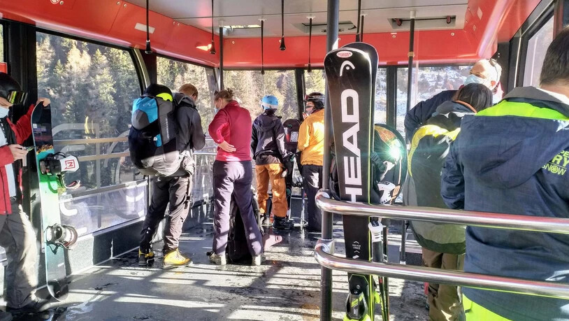 Die Bergbahnbetreiber – im Bild die 1. Sektion der Davoser Jakobshornbahn – lassen ihre Pendelbahnen möglichst oft fahren, um Menschenansammlungen in den Kabinen zu vermeiden. Zudem gilt strikte Maskenpflicht.