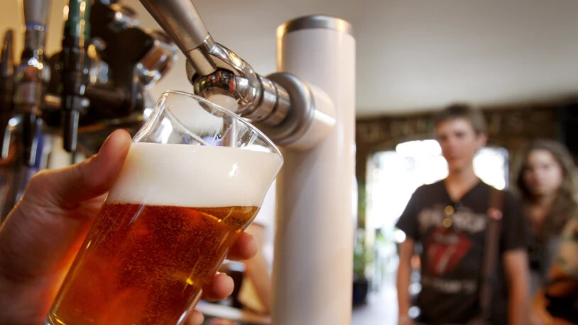 In Grossbritannien müssen wegen geschlossener Pubs insgesamt fast 50 Millionen Liter Bier vernichtet werden. (Archivbild)