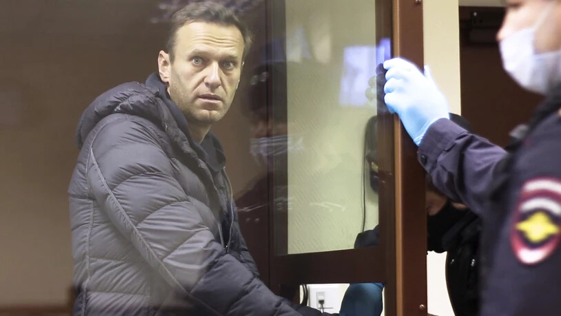 HANDOUT - In diesem Auszug aus einem vom Bezirksgericht Babuskinsky zur Verfügung gestellten Video steht der russische Oppositionsführer Alexej Nawalny während einer Anhörung im Bezirksgericht Babuskinsky in Moskau in einem Glaskasten. Foto: -…