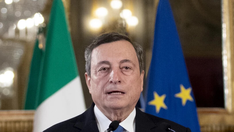 Mario Draghi, früherer Präsident der Europäischen Zentralbank (EZB), spricht zu Medienvertretern, nachdem er das Mandat zur Bildung der neuen italienischen Regierung vom italienischen Präsidenten Mattarella im Präsidentenpalast Quirinale angenommen hat…