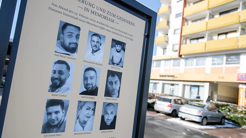 Eine offizielle Gedenktafel mit den Fotos der neun Opfer erinnert am Anschlagsort in Hanau-Kesselstadt an die Opfer der Anschläge im Jahr 2020. Der Rechtsextremist Tobias R. hatte hier am 19. Februar 2020 neun Menschen aus rassistischen Motiven…