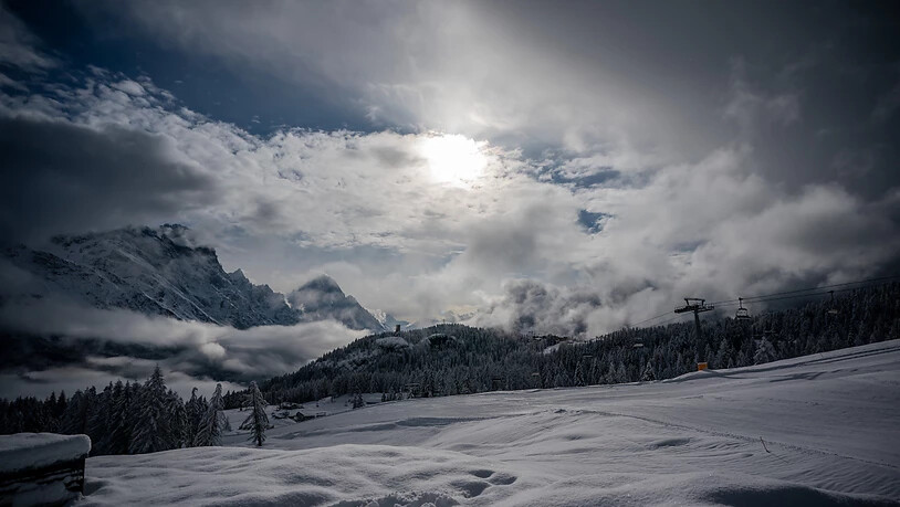 Viel Neuschnee liegt an der Piste im Skigebiet der Tofana in Italien. Dort findet derzeit die Ski alpin Weltmeisterschaft statt. Foto: Michael Kappeler/dpa