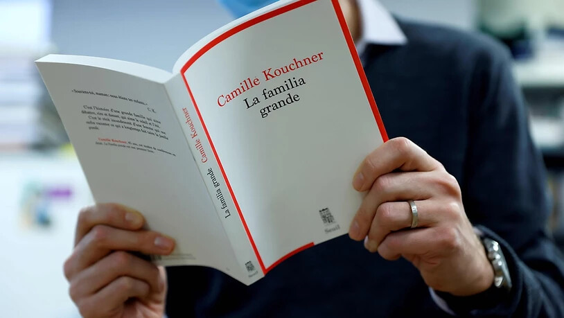 ARCHIV - Ein Mann liest das Buch "La Familia Grande" von Camille Kouchner. Foto: Thomas Samson/AFP/dpa