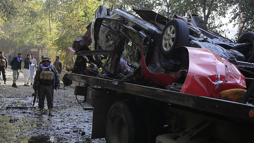 ARCHIV - Tatort nach dem ein afghanischer Journalist in seinem Auto von einer Bombe getötet wurde. Seit Beginn der afghanischen Friedensgespräche im September 2020 sind elf Journalisten und Menschenrechtsaktivisten getötet worden. Foto: Mariam Zuhaib/AP…