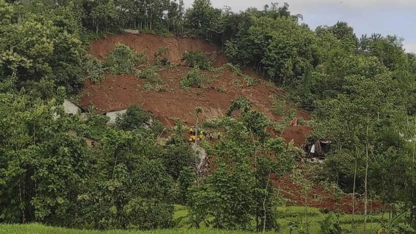 HANDOUT - Rettungskräfte suchen nach Überlebenden nach einem Erdrutsch in Ost-Java. Sintflutartige Regenfälle lösten verursachten den Erdrutsch auf der Hauptinsel Indonesiens. Foto: Uncredited/National Search and Rescue Agency/AP/dpa