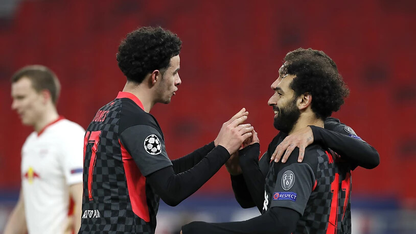 Mohamed Salah (rechts) wird für das Liverpooler Führungstor beglückwünscht