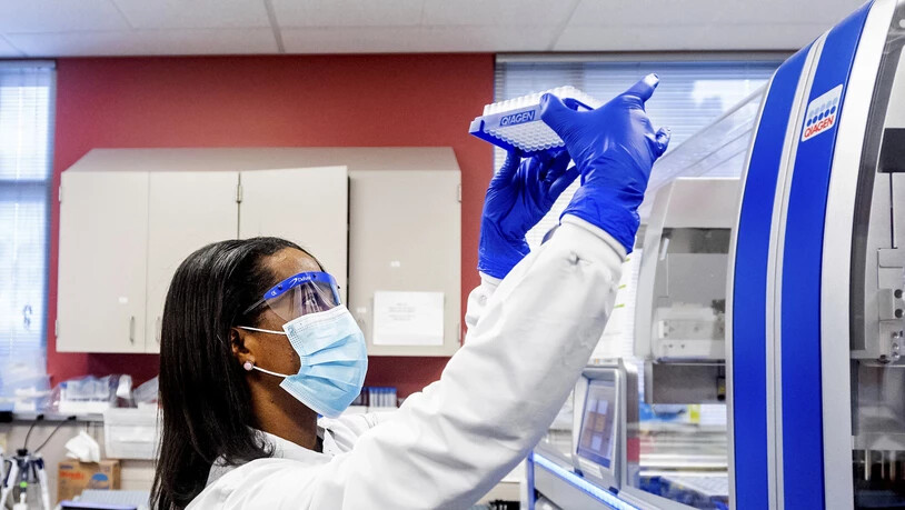 Eine Laborwissenschaftlerin bearbeitet Proben von Patienten, bei denen Verdacht auf eine Corona-Infektion besteht. Foto: Noah Berger/AP/dpa