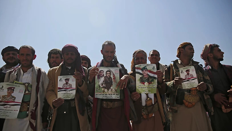 Huthi-Rebellen halten Plakate ihrer Verwandten während einer Trauerprozession für Huthis, die bei den jüngsten Kämpfen mit Kräften der von Saudi-Arabien unterstützten international anerkannten Regierung des Jemen getötet wurden. Foto: Hani Mohammed/AP/dpa