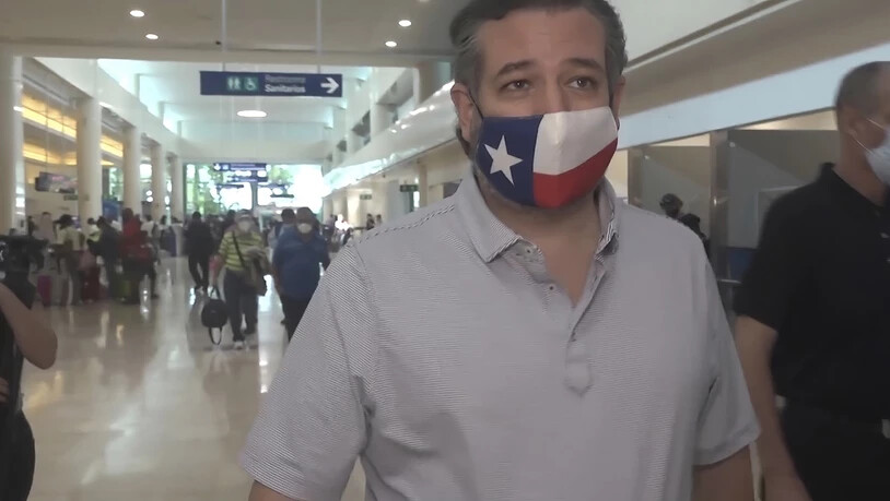 Dieses Standbild eines Videos zeigt Ted Cruz, Senator vom Bundesstaat Texas, der am Cancun International Airport in Cancun zum Einchecken für seinen Flug zurück in die USA geht. Foto: Dan Christian Rojas/AP/dpa