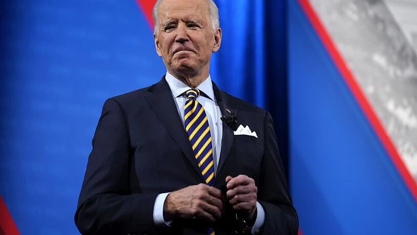 ARCHIV - Joe Biden, Präsident der USA, steht auf der Bühne während einer vom amerikanischen Fernsehsender CNN übertragenen Veranstaltung. Foto: Evan Vucci/AP/dpa