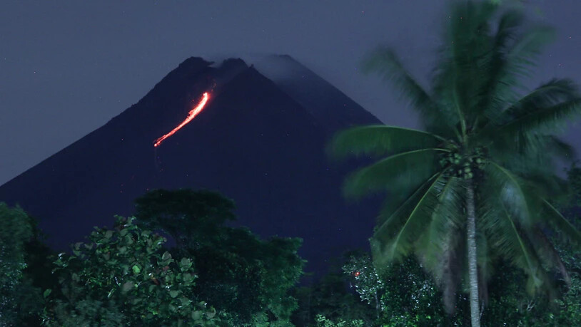 Glühende Lava fließt aus der Vulkanspitze des Merapi auf Java. Foto: Slamet Riyadi/ZUMA Wire/dpa
