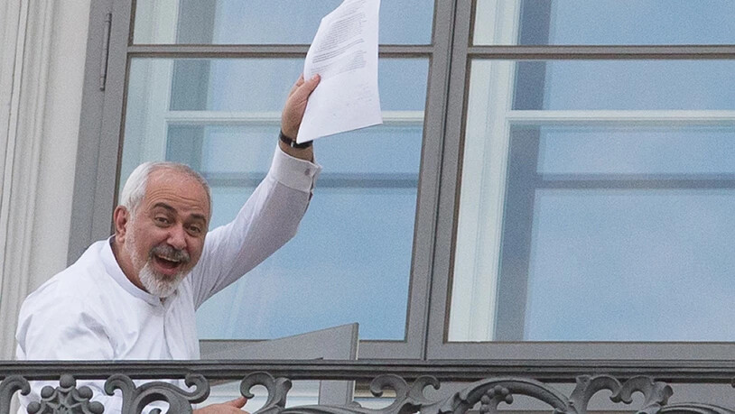 ARCHIV - Irans Außenminister Mohammed Dschawad Sarif zeigt einen Teil des Entwurfs der Atomeinigung auf dem Balkon des Coburg Palastes. (Archivbild) Foto: Mehdi Ghassemi/dpa