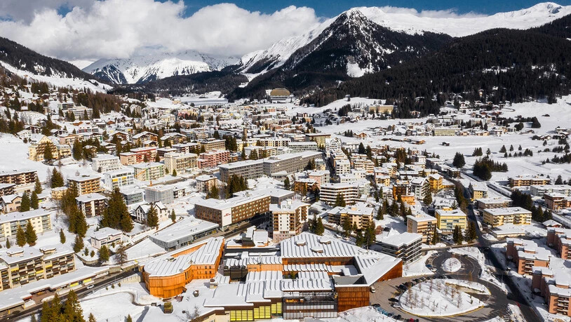 Blick auf Davos mit dem Kongresszentrum im Vordergrund. 