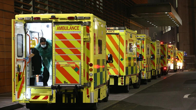 ARCHIV - In London hat sich die Wartezeit von Krankenwagen vor überfüllten Krankenhäusern auf der Höhe der zweiten Corona-Welle massiv erhöht. Foto: Yui Mok/PA Wire/dpa