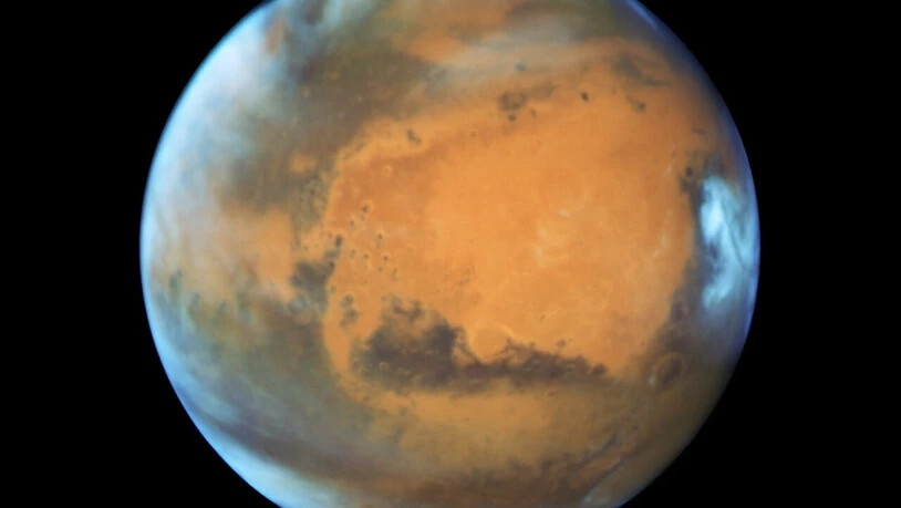 Ein Fotos des Mars, aufgenommen mit dem Hubble-Teleskop: Der rote Planet besass früher wohl nur einen Mond. Aus diesem entstanden später durch eine katastrophale Kollision mit einem anderen Himmelskörper zwei kleine Monde: Deimos und Phobos. (Archivbild)