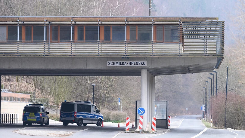 Polizeiautos stehen im Rahmen von Grenzkontrollen an der deutsch-tschechischen Grenze. Foto: Sebastian Kahnert/dpa-Zentralbild/dpa
