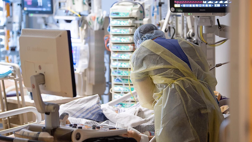 ARCHIV - Ein Intensivpfleger arbeitet auf einer Intensivstation des RKH Klinikum Ludwigsburg. Foto: Sebastian Gollnow/dpa