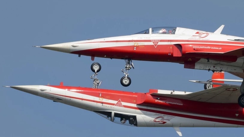 Im Training für eine Flugshow in der Niederlanden kam es im Juni 2016 zu einer Kollision zwischen zwei Kampfjets der Patrouille Suisse. Gegen den Piloten der abgestürzten Maschine hat die Militärjustiz Anklage erhoben. (Archivbild)